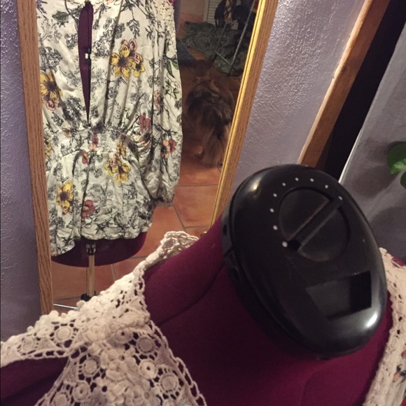 Beautiful floral top with open sleeves size large - Picture 2 of 6